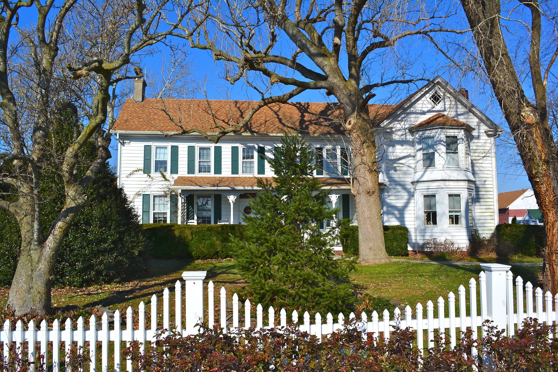 Choosing A Fence Material To Meet Your Needs